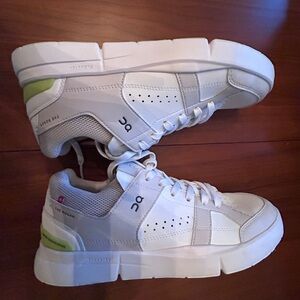 On The Roger Clubhouse sneakers W’s 9.5 Like New